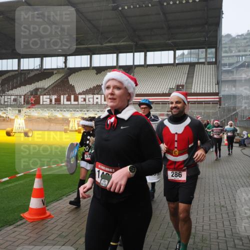 07.12.2025 - St. Pauli X-Mass-Run No. 15 Fabian Wolf http://msf.ph/oto/9416137 07.12.2025 11:07:56 Ziel 271, 273, 286, 293, 389, 397, 653, 772, 774, 1107, 1123, 1129, 1226, 1230, 1249, 1342, 1355, 1378, 1381, 1382, 1383, 1439, 1441, 1460, 1520, 1525, 1812, 4815 meine-sportfotos.de