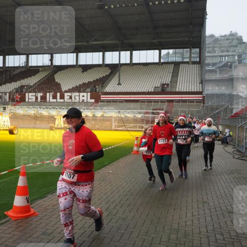 07.12.2025 - St. Pauli X-Mass-Run No. 15 Fabian Wolf http://msf.ph/oto/9416147 07.12.2025 11:07:59 Ziel 271, 273, 286, 293, 629, 635, 653, 772, 774, 1107, 1123, 1129, 1226, 1230, 1249, 1342, 1355, 1378, 1381, 1382, 1383, 1439, 1441, 1460, 1520, 1525, 1809, 1810, 1812, 4798, 4815 meine-sportfotos.de