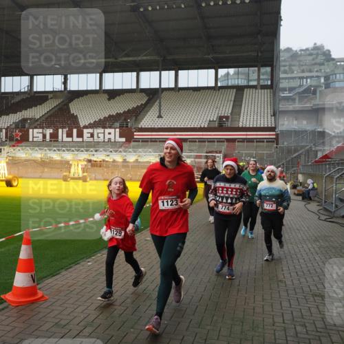07.12.2025 - St. Pauli X-Mass-Run No. 15 Fabian Wolf http://msf.ph/oto/9416152 07.12.2025 11:08:00 Ziel 271, 273, 286, 293, 629, 635, 653, 772, 774, 1107, 1123, 1129, 1226, 1230, 1249, 1342, 1355, 1378, 1381, 1382, 1383, 1439, 1441, 1460, 1520, 1525, 1809, 1810, 1812, 4798, 4815 meine-sportfotos.de