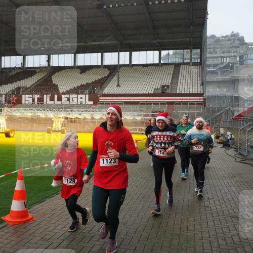 07.12.2025 - St. Pauli X-Mass-Run No. 15 Fabian Wolf http://msf.ph/oto/9416153 07.12.2025 11:08:00 Ziel 271, 273, 286, 293, 629, 635, 653, 772, 774, 1107, 1123, 1129, 1226, 1230, 1249, 1342, 1355, 1378, 1381, 1382, 1383, 1439, 1441, 1460, 1520, 1525, 1809, 1810, 1812, 4798, 4815 meine-sportfotos.de