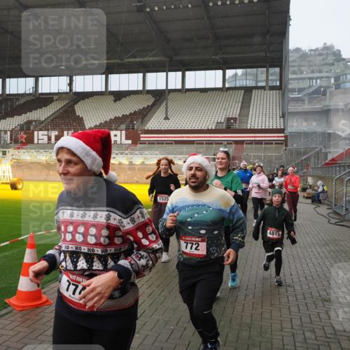 07.12.2025 - St. Pauli X-Mass-Run No. 15 Fabian Wolf http://msf.ph/oto/9416160 07.12.2025 11:08:01 Ziel 271, 286, 293, 629, 635, 653, 772, 774, 1107, 1123, 1129, 1226, 1230, 1249, 1342, 1355, 1378, 1381, 1382, 1383, 1439, 1441, 1460, 1520, 1525, 1809, 1810, 1812, 4798, 4815 meine-sportfotos.de