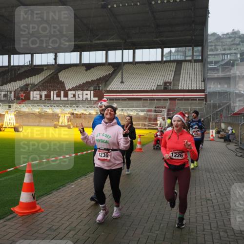 07.12.2025 - St. Pauli X-Mass-Run No. 15 Fabian Wolf http://msf.ph/oto/9416174 07.12.2025 11:08:04 Ziel 286, 293, 629, 635, 653, 772, 774, 1107, 1123, 1129, 1226, 1230, 1249, 1342, 1355, 1378, 1381, 1382, 1383, 1460, 1520, 1525, 1596, 1809, 1810, 4798, 4815 meine-sportfotos.de