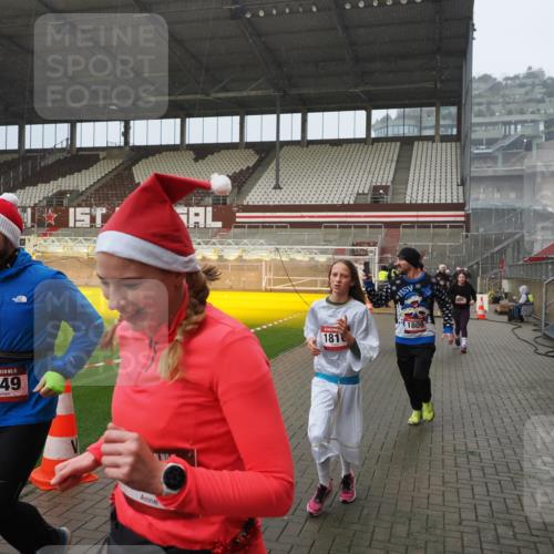 07.12.2025 - St. Pauli X-Mass-Run No. 15 Fabian Wolf http://msf.ph/oto/9416179 07.12.2025 11:08:05 Ziel 286, 293, 629, 635, 653, 772, 774, 1107, 1123, 1129, 1226, 1230, 1249, 1342, 1355, 1378, 1381, 1382, 1383, 1460, 1520, 1525, 1596, 1809, 1810, 4798, 4815 meine-sportfotos.de