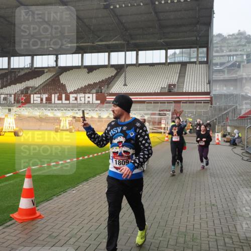 07.12.2025 - St. Pauli X-Mass-Run No. 15 Fabian Wolf http://msf.ph/oto/9416185 07.12.2025 11:08:06 Ziel 286, 293, 629, 635, 653, 772, 774, 1107, 1123, 1129, 1226, 1230, 1249, 1342, 1355, 1381, 1460, 1520, 1525, 1596, 1809, 1810, 4798, 4815 meine-sportfotos.de