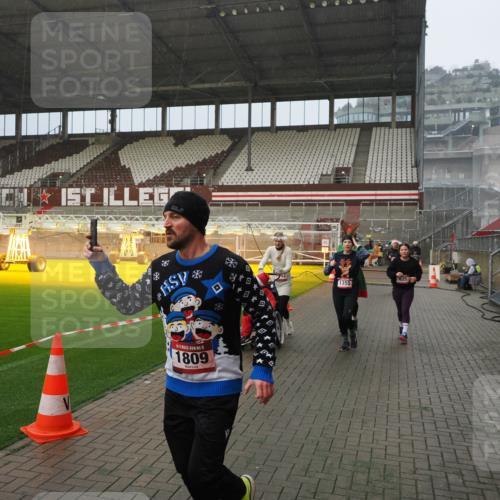 07.12.2025 - St. Pauli X-Mass-Run No. 15 Fabian Wolf http://msf.ph/oto/9416186 07.12.2025 11:08:06 Ziel 286, 293, 629, 635, 653, 772, 774, 1107, 1123, 1129, 1226, 1230, 1249, 1342, 1355, 1381, 1460, 1520, 1525, 1596, 1809, 1810, 4798, 4815 meine-sportfotos.de