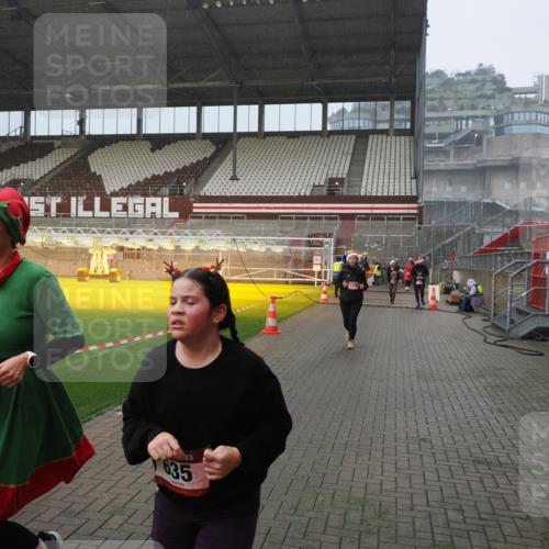 07.12.2025 - St. Pauli X-Mass-Run No. 15 Fabian Wolf http://msf.ph/oto/9416200 07.12.2025 11:08:10 Ziel 100, 629, 635, 653, 772, 774, 1123, 1129, 1226, 1230, 1249, 1342, 1355, 1520, 1525, 1559, 1560, 1596, 1809, 1810, 4798, 4815 meine-sportfotos.de