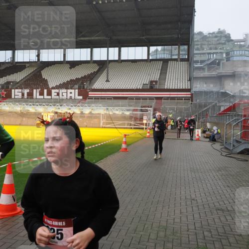 07.12.2025 - St. Pauli X-Mass-Run No. 15 Fabian Wolf http://msf.ph/oto/9416201 07.12.2025 11:08:10 Ziel 100, 629, 635, 653, 772, 774, 1123, 1129, 1226, 1230, 1249, 1342, 1355, 1520, 1525, 1559, 1560, 1596, 1809, 1810, 4798, 4815 meine-sportfotos.de