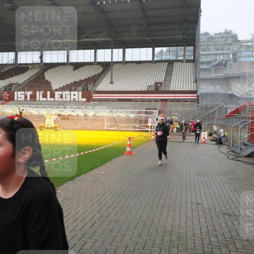 07.12.2025 - St. Pauli X-Mass-Run No. 15 Fabian Wolf http://msf.ph/oto/9416202 07.12.2025 11:08:10 Ziel 100, 629, 635, 653, 772, 774, 1123, 1129, 1226, 1230, 1249, 1342, 1355, 1520, 1525, 1559, 1560, 1596, 1809, 1810, 4798, 4815 meine-sportfotos.de