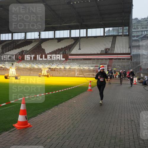 07.12.2025 - St. Pauli X-Mass-Run No. 15 Fabian Wolf http://msf.ph/oto/9416207 07.12.2025 11:08:11 Ziel 100, 629, 635, 653, 772, 1129, 1226, 1230, 1249, 1342, 1355, 1520, 1525, 1559, 1560, 1596, 1809, 1810, 4798, 4815 meine-sportfotos.de