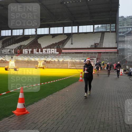 07.12.2025 - St. Pauli X-Mass-Run No. 15 Fabian Wolf http://msf.ph/oto/9416209 07.12.2025 11:08:12 Ziel 100, 629, 635, 653, 772, 1226, 1230, 1249, 1342, 1355, 1520, 1525, 1559, 1560, 1596, 1809, 1810, 4798, 4815 meine-sportfotos.de