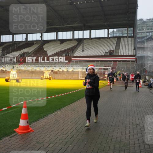 07.12.2025 - St. Pauli X-Mass-Run No. 15 Fabian Wolf http://msf.ph/oto/9416211 07.12.2025 11:08:12 Ziel 100, 629, 635, 653, 772, 1226, 1230, 1249, 1342, 1355, 1520, 1525, 1559, 1560, 1596, 1809, 1810, 4798, 4815 meine-sportfotos.de