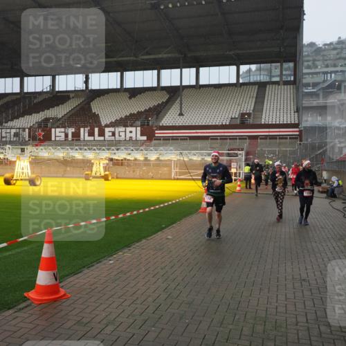 07.12.2025 - St. Pauli X-Mass-Run No. 15 Fabian Wolf http://msf.ph/oto/9416218 07.12.2025 11:08:15 Ziel 100, 396, 629, 635, 758, 1078, 1170, 1226, 1230, 1249, 1355, 1559, 1560, 1596, 1706, 1809, 1810, 4798, 4815 meine-sportfotos.de