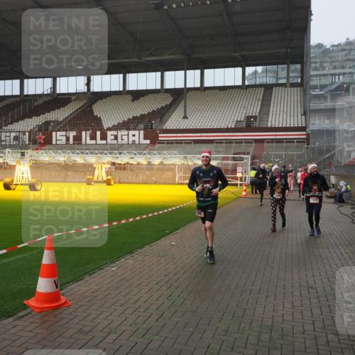 07.12.2025 - St. Pauli X-Mass-Run No. 15 Fabian Wolf http://msf.ph/oto/9416220 07.12.2025 11:08:15 Ziel 100, 396, 629, 635, 758, 1078, 1170, 1226, 1230, 1249, 1355, 1559, 1560, 1596, 1706, 1809, 1810, 4798, 4815 meine-sportfotos.de