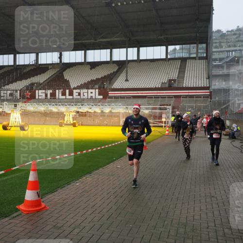 07.12.2025 - St. Pauli X-Mass-Run No. 15 Fabian Wolf http://msf.ph/oto/9416221 07.12.2025 11:08:15 Ziel 100, 396, 629, 635, 758, 1078, 1170, 1226, 1230, 1249, 1355, 1559, 1560, 1596, 1706, 1809, 1810, 4798, 4815 meine-sportfotos.de