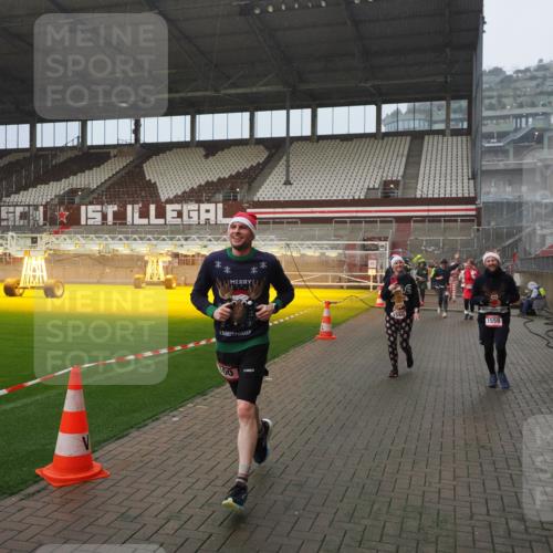 07.12.2025 - St. Pauli X-Mass-Run No. 15 Fabian Wolf http://msf.ph/oto/9416224 07.12.2025 11:08:16 Ziel 100, 396, 446, 629, 635, 758, 1078, 1170, 1226, 1249, 1559, 1560, 1596, 1706, 1809, 1810, 4798 meine-sportfotos.de