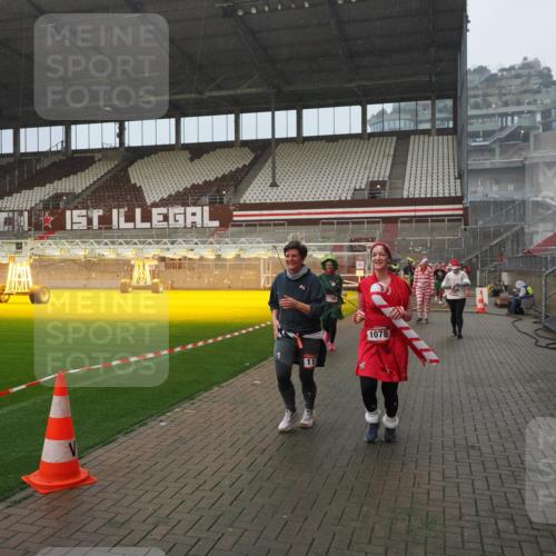 07.12.2025 - St. Pauli X-Mass-Run No. 15 Fabian Wolf http://msf.ph/oto/9416244 07.12.2025 11:08:21 Ziel 100, 152, 155, 166, 396, 446, 758, 784, 1078, 1170, 1559, 1560, 1596, 1706 meine-sportfotos.de