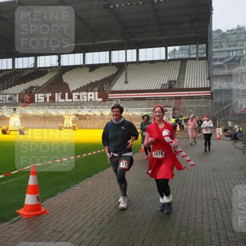 07.12.2025 - St. Pauli X-Mass-Run No. 15 Fabian Wolf http://msf.ph/oto/9416246 07.12.2025 11:08:22 Ziel 100, 152, 155, 166, 396, 446, 758, 784, 1078, 1170, 1184, 1559, 1560, 1596, 1706 meine-sportfotos.de