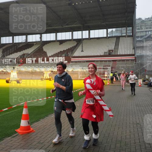 07.12.2025 - St. Pauli X-Mass-Run No. 15 Fabian Wolf http://msf.ph/oto/9416248 07.12.2025 11:08:22 Ziel 100, 152, 155, 166, 396, 446, 758, 784, 1078, 1170, 1184, 1559, 1560, 1596, 1706 meine-sportfotos.de