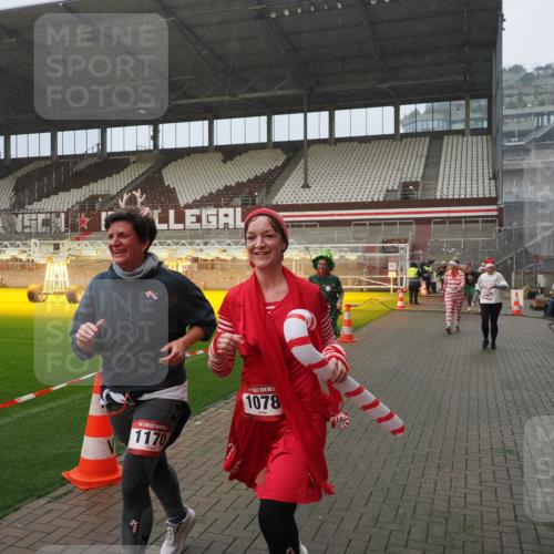 07.12.2025 - St. Pauli X-Mass-Run No. 15 Fabian Wolf http://msf.ph/oto/9416250 07.12.2025 11:08:23 Ziel 100, 152, 155, 166, 396, 446, 758, 784, 1078, 1170, 1184, 1559, 1560, 1596, 1706 meine-sportfotos.de