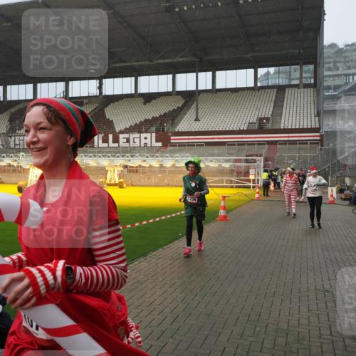 07.12.2025 - St. Pauli X-Mass-Run No. 15 Fabian Wolf http://msf.ph/oto/9416252 07.12.2025 11:08:23 Ziel 100, 152, 155, 166, 396, 446, 758, 784, 1078, 1170, 1184, 1559, 1560, 1596, 1706 meine-sportfotos.de