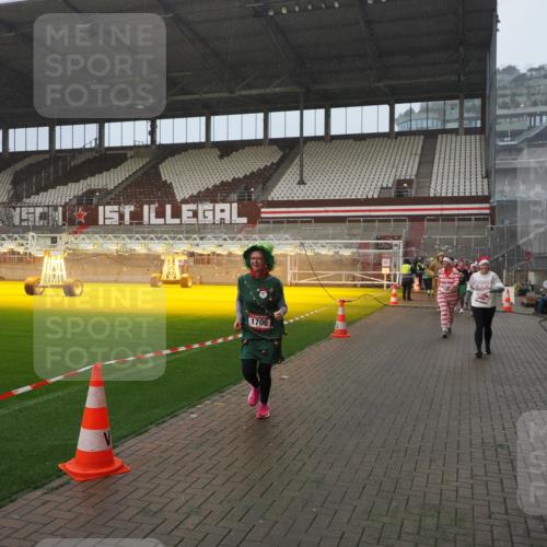 07.12.2025 - St. Pauli X-Mass-Run No. 15 Fabian Wolf http://msf.ph/oto/9416253 07.12.2025 11:08:24 Ziel 100, 152, 155, 166, 396, 446, 758, 784, 1078, 1170, 1184, 1424, 1491, 1559, 1560, 1625, 1706, 2259 meine-sportfotos.de