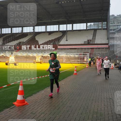 07.12.2025 - St. Pauli X-Mass-Run No. 15 Fabian Wolf http://msf.ph/oto/9416254 07.12.2025 11:08:24 Ziel 100, 152, 155, 166, 396, 446, 758, 784, 1078, 1170, 1184, 1424, 1491, 1559, 1560, 1625, 1706, 2259 meine-sportfotos.de