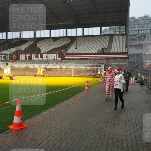 07.12.2025 - St. Pauli X-Mass-Run No. 15 Fabian Wolf http://msf.ph/oto/9416258 07.12.2025 11:08:27 Ziel 100, 152, 155, 166, 396, 446, 758, 784, 1078, 1170, 1184, 1424, 1491, 1559, 1560, 1625, 1706, 2259, 2893, 4584, 4819, 4830 meine-sportfotos.de