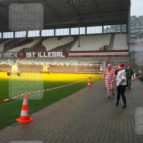 07.12.2025 - St. Pauli X-Mass-Run No. 15 Fabian Wolf http://msf.ph/oto/9416260 07.12.2025 11:08:27 Ziel 100, 152, 155, 166, 396, 446, 758, 784, 1078, 1170, 1184, 1424, 1491, 1559, 1560, 1625, 1706, 2259, 2893, 4584, 4819, 4830 meine-sportfotos.de