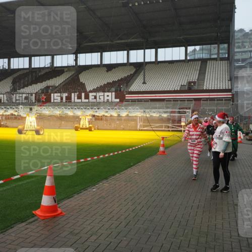 07.12.2025 - St. Pauli X-Mass-Run No. 15 Fabian Wolf http://msf.ph/oto/9416262 07.12.2025 11:08:27 Ziel 100, 152, 155, 166, 396, 446, 758, 784, 1078, 1170, 1184, 1424, 1491, 1559, 1560, 1625, 1706, 2259, 2893, 4584, 4819, 4830 meine-sportfotos.de