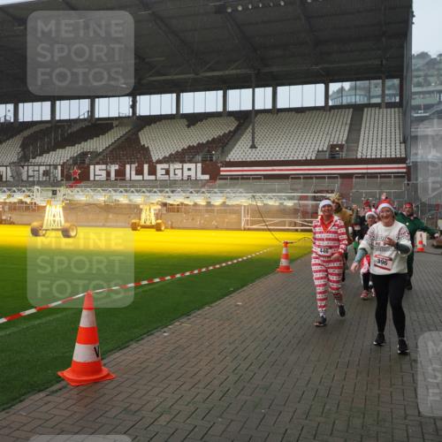 07.12.2025 - St. Pauli X-Mass-Run No. 15 Fabian Wolf http://msf.ph/oto/9416265 07.12.2025 11:08:28 Ziel 100, 152, 155, 166, 396, 446, 758, 784, 1078, 1170, 1184, 1424, 1491, 1560, 1625, 1706, 2259, 2893, 4584, 4819, 4830 meine-sportfotos.de