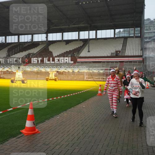 07.12.2025 - St. Pauli X-Mass-Run No. 15 Fabian Wolf http://msf.ph/oto/9416266 07.12.2025 11:08:28 Ziel 100, 152, 155, 166, 396, 446, 758, 784, 1078, 1170, 1184, 1424, 1491, 1560, 1625, 1706, 2259, 2893, 4584, 4819, 4830 meine-sportfotos.de