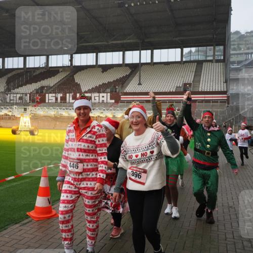 07.12.2025 - St. Pauli X-Mass-Run No. 15 Fabian Wolf http://msf.ph/oto/9416273 07.12.2025 11:08:31 Ziel 152, 155, 166, 396, 446, 758, 784, 1078, 1170, 1184, 1424, 1491, 1625, 1706, 2259, 2893, 4584, 4819, 4830 meine-sportfotos.de