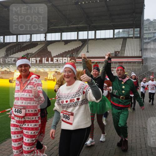 07.12.2025 - St. Pauli X-Mass-Run No. 15 Fabian Wolf http://msf.ph/oto/9416275 07.12.2025 11:08:31 Ziel 152, 155, 166, 396, 446, 758, 784, 1078, 1170, 1184, 1424, 1491, 1625, 1706, 2259, 2893, 4584, 4819, 4830 meine-sportfotos.de