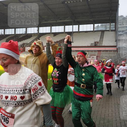 07.12.2025 - St. Pauli X-Mass-Run No. 15 Fabian Wolf http://msf.ph/oto/9416278 07.12.2025 11:08:32 Ziel 152, 155, 166, 396, 446, 758, 784, 1078, 1170, 1184, 1424, 1491, 1625, 1706, 2259, 2893, 4584, 4819, 4830 meine-sportfotos.de