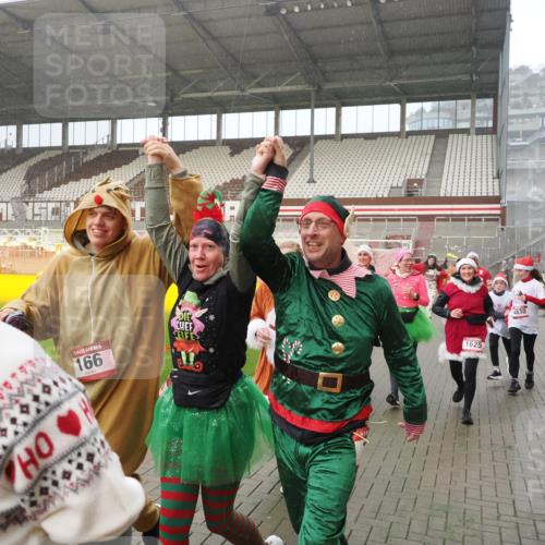 07.12.2025 - St. Pauli X-Mass-Run No. 15 Fabian Wolf http://msf.ph/oto/9416279 07.12.2025 11:08:32 Ziel 152, 155, 166, 396, 446, 758, 784, 1078, 1170, 1184, 1424, 1491, 1625, 1706, 2259, 2893, 4584, 4819, 4830 meine-sportfotos.de