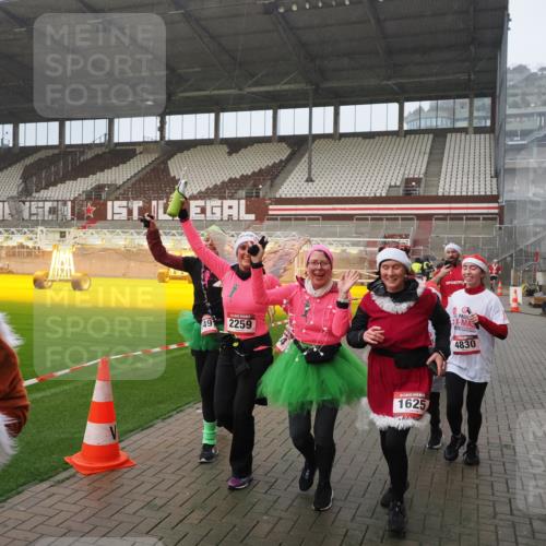 07.12.2025 - St. Pauli X-Mass-Run No. 15 Fabian Wolf http://msf.ph/oto/9416281 07.12.2025 11:08:33 Ziel 152, 155, 166, 396, 446, 758, 784, 1078, 1170, 1184, 1424, 1491, 1625, 1706, 2259, 2893, 4584, 4819, 4830 meine-sportfotos.de