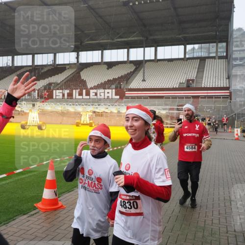 07.12.2025 - St. Pauli X-Mass-Run No. 15 Fabian Wolf http://msf.ph/oto/9416288 07.12.2025 11:08:35 Ziel 152, 155, 166, 446, 784, 1184, 1412, xxxx, 1424, 1491, 1625, 1706, 2259, 2893, 4584, 4819, 4830 meine-sportfotos.de