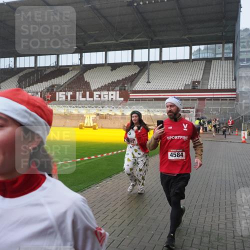 07.12.2025 - St. Pauli X-Mass-Run No. 15 Fabian Wolf http://msf.ph/oto/9416290 07.12.2025 11:08:35 Ziel 152, 155, 166, 446, 784, 1184, 1412, xxxx, 1424, 1491, 1625, 1706, 2259, 2893, 4584, 4819, 4830 meine-sportfotos.de