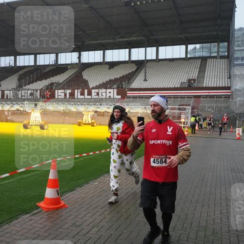 07.12.2025 - St. Pauli X-Mass-Run No. 15 Fabian Wolf http://msf.ph/oto/9416291 07.12.2025 11:08:35 Ziel 152, 155, 166, 446, 784, 1184, 1412, xxxx, 1424, 1491, 1625, 1706, 2259, 2893, 4584, 4819, 4830 meine-sportfotos.de