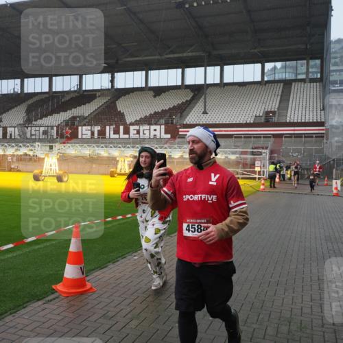 07.12.2025 - St. Pauli X-Mass-Run No. 15 Fabian Wolf http://msf.ph/oto/9416292 07.12.2025 11:08:36 Ziel 152, 155, 166, 446, 784, 1184, 1412, xxxx, 1424, 1491, 1625, 2259, 2893, 4584, 4819, 4830 meine-sportfotos.de
