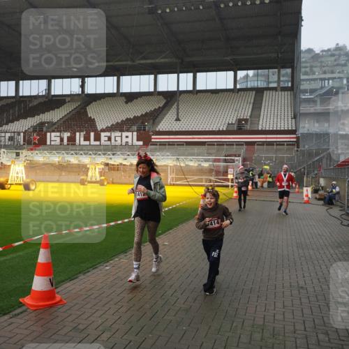 07.12.2025 - St. Pauli X-Mass-Run No. 15 Fabian Wolf http://msf.ph/oto/9416298 07.12.2025 11:08:42 Ziel 1184, 1412, xxxx, 1424, 1464, 1491, 1625, 2259, 2893, 4471, 4584, 4819, 4830 meine-sportfotos.de