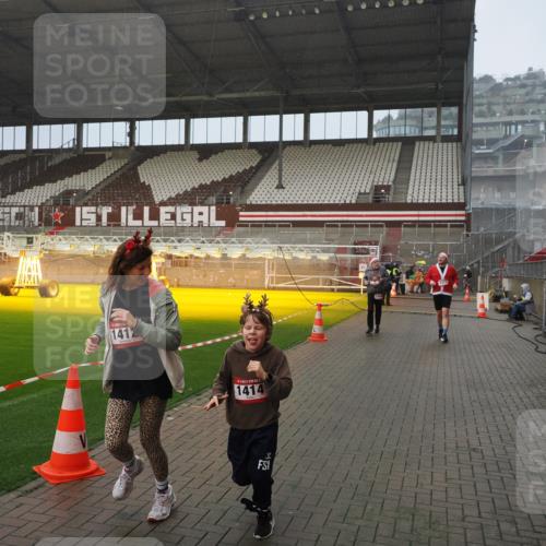07.12.2025 - St. Pauli X-Mass-Run No. 15 Fabian Wolf http://msf.ph/oto/9416301 07.12.2025 11:08:43 Ziel 1412, xxxx, 1424, 1464, 1491, 1625, 2259, 2893, 4471, 4584, 4819, 4830 meine-sportfotos.de