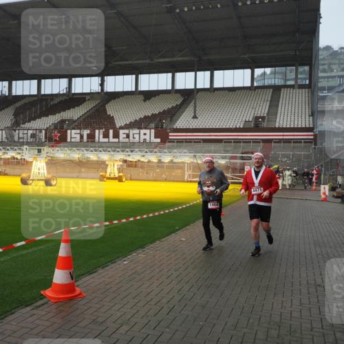 07.12.2025 - St. Pauli X-Mass-Run No. 15 Fabian Wolf http://msf.ph/oto/9416304 07.12.2025 11:08:46 Ziel 1412, xxxx, 1464, 2893, 4471, 4584, 4819, 4830 meine-sportfotos.de
