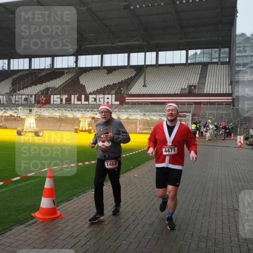 07.12.2025 - St. Pauli X-Mass-Run No. 15 Fabian Wolf http://msf.ph/oto/9416310 07.12.2025 11:08:47 Ziel 1412, xxxx, 1464, 2879, 2893, 2898, 4471 meine-sportfotos.de