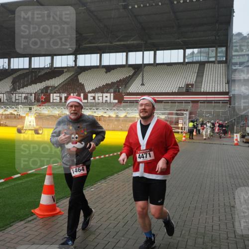 07.12.2025 - St. Pauli X-Mass-Run No. 15 Fabian Wolf http://msf.ph/oto/9416312 07.12.2025 11:08:47 Ziel 1412, xxxx, 1464, 2879, 2893, 2898, 4471 meine-sportfotos.de