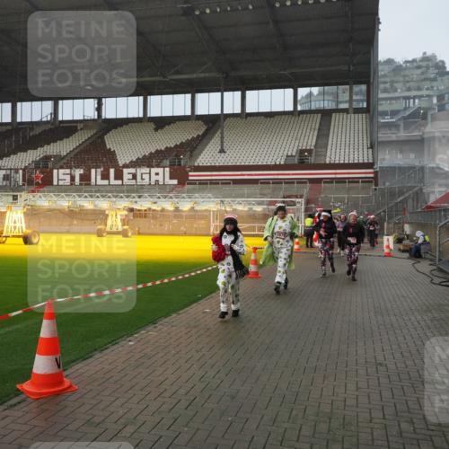 07.12.2025 - St. Pauli X-Mass-Run No. 15 Fabian Wolf http://msf.ph/oto/9416314 07.12.2025 11:08:54 Ziel 335, 338, 341, 619, 1205, 1211, 1412, xxxx, 1464, 1502, 1511, 2070, 2879, 2898, 4471 meine-sportfotos.de