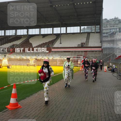 07.12.2025 - St. Pauli X-Mass-Run No. 15 Fabian Wolf http://msf.ph/oto/9416316 07.12.2025 11:08:55 Ziel 335, 338, 341, 495, 496, 619, 1205, 1211, 1412, xxxx, 1464, 1502, 1511, 2070, 2879, 2898, 4471 meine-sportfotos.de