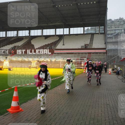07.12.2025 - St. Pauli X-Mass-Run No. 15 Fabian Wolf http://msf.ph/oto/9416317 07.12.2025 11:08:55 Ziel 335, 338, 341, 495, 496, 619, 1205, 1211, 1412, xxxx, 1464, 1502, 1511, 2070, 2879, 2898, 4471 meine-sportfotos.de