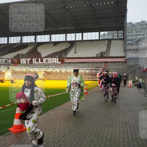 07.12.2025 - St. Pauli X-Mass-Run No. 15 Fabian Wolf http://msf.ph/oto/9416319 07.12.2025 11:08:56 Ziel 335, 338, 341, 495, 496, 619, 1205, 1211, 1464, 1502, 1511, 2070, 2879, 2898, 4471 meine-sportfotos.de