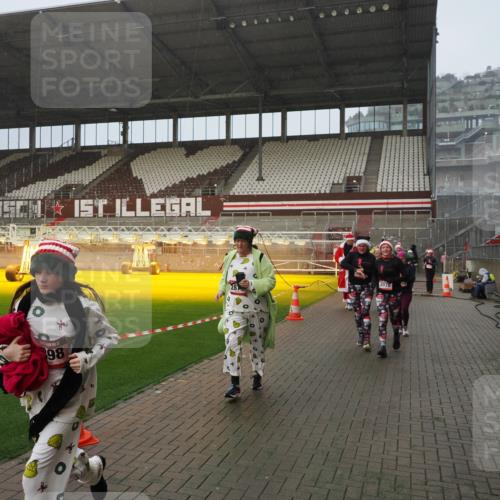 07.12.2025 - St. Pauli X-Mass-Run No. 15 Fabian Wolf http://msf.ph/oto/9416320 07.12.2025 11:08:56 Ziel 335, 338, 341, 495, 496, 619, 1205, 1211, 1464, 1502, 1511, 2070, 2879, 2898, 4471 meine-sportfotos.de
